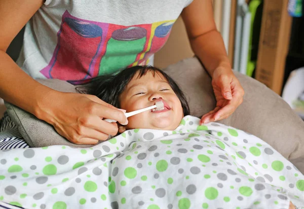 Mamma sta aiutando a lavarsi i denti da bambino — Foto Stock