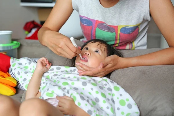 Ibu membantu untuk menyikat gigi bayinya — Stok Foto