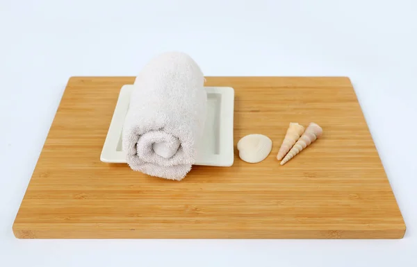 Спа-концепция, полотенца на бамбуковой доске на белом фоне — стоковое фото