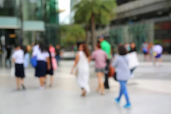 Abstrato pessoas desfocadas andando no shopping center — Fotografia de Stock