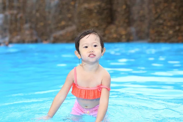 Açık Yüzme havuzunda oynayan kız — Stok fotoğraf