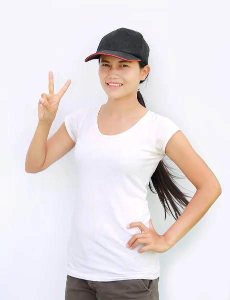 Close up menina asiática tirar fotos de si mesma através de telefone celular no fundo branco — Fotografia de Stock