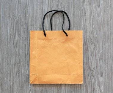 Ahşap arka planda kağıt alışveriş torbaları