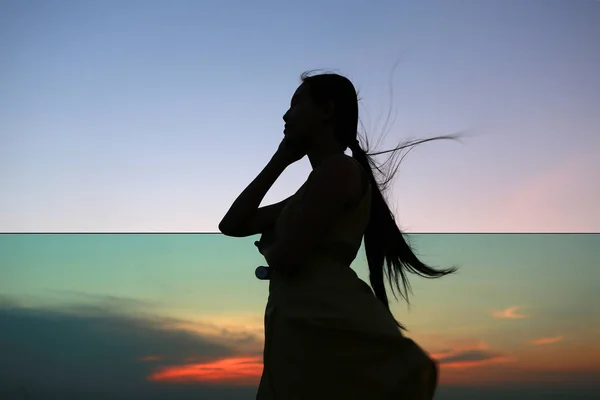 Silhueta de mulher relaxar ao pôr do sol no telhado do edifício — Fotografia de Stock