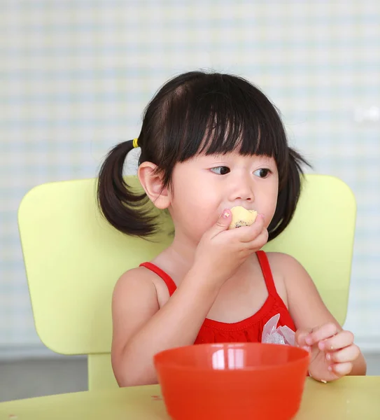 Asian Child girl play and eating boiled egg at living room — Stock Photo, Image