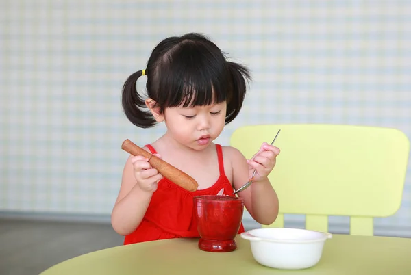 Asiática niña jugar para hacer la ensalada de papaya verde o "somtam" en la sala de estar — Foto de Stock
