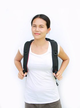 Beyaz zemin üzerinde bir yolculuğa devam çantalı Asyalı kız