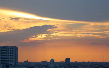 Akşam günbatımı ve bulutlar arka planda, şehir merkezinde gün batımı gökyüzü