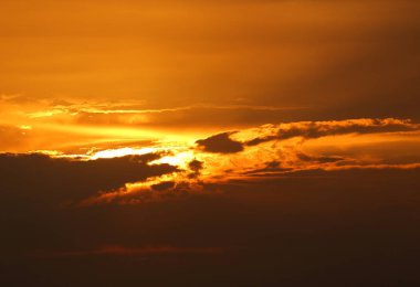 Akşam günbatımı ve bulutlar arka planda, şehir merkezinde gün batımı gökyüzü