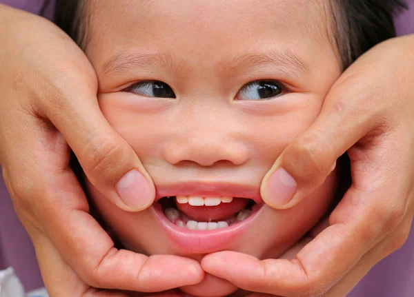 Stäng upp barn flicka med en vackra tänder — Stockfoto