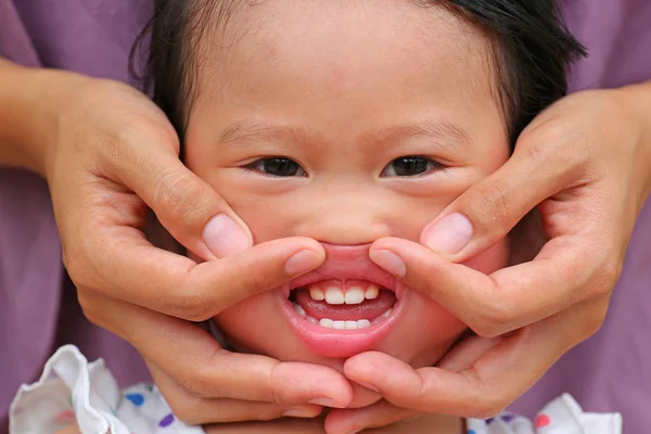 Tutup gadis kecil dengan gigi yang indah — Stok Foto