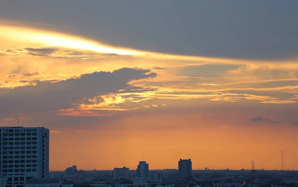 夕阳西下，夕阳西下，城中一片云彩 — 图库照片