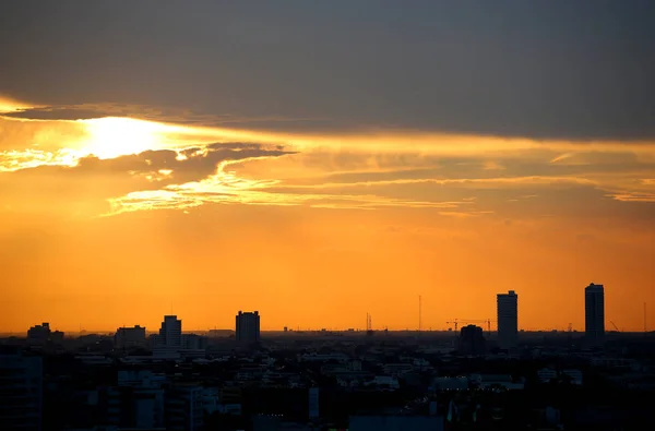 Akşam günbatımı ve bulutlar arka planda, şehir merkezinde gün batımı gökyüzü — Stok fotoğraf