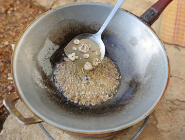 bir tavada kızartılmış soğan