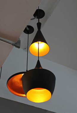 Tavanda dekoratif elektrik lambaları asılı.