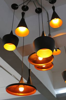 Tavanda dekoratif elektrik lambaları asılı.