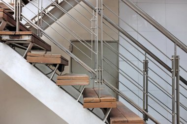 Açık acil çıkış işyerinde merdiven