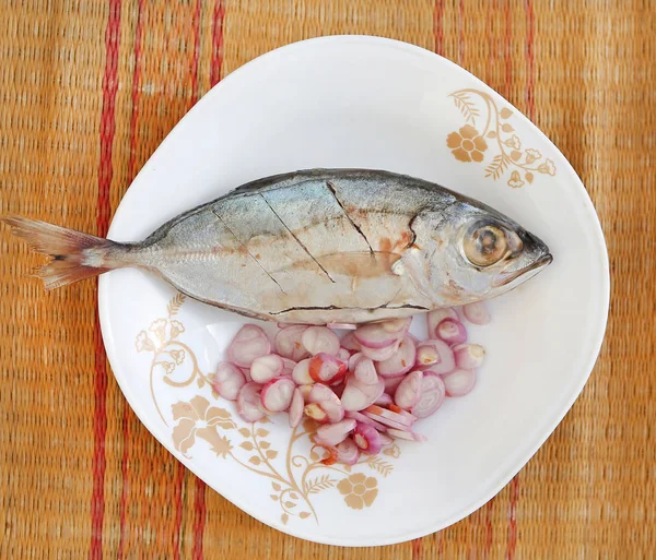 Čerstvá makrela s cibulí v misce pro vaření — Stock fotografie
