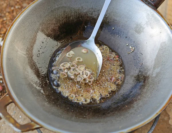 bir tavada kızartılmış soğan