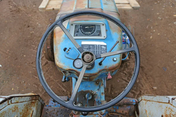 Vecchio trattore agricolo del volante — Foto Stock