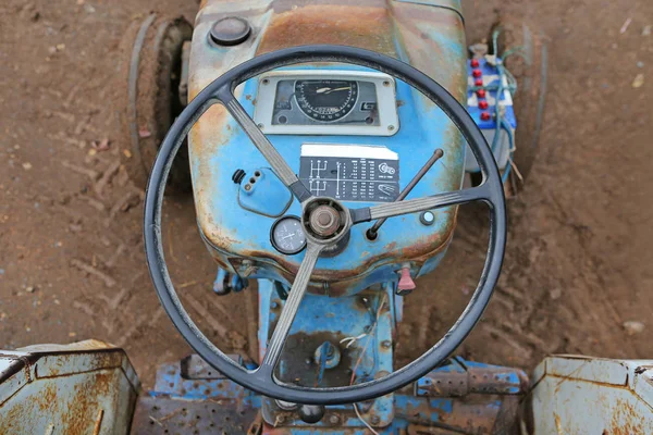 Vecchio trattore agricolo del volante — Foto Stock