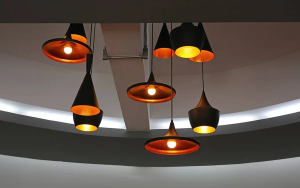 Lâmpadas elétricas decorativas penduradas no teto — Fotografia de Stock