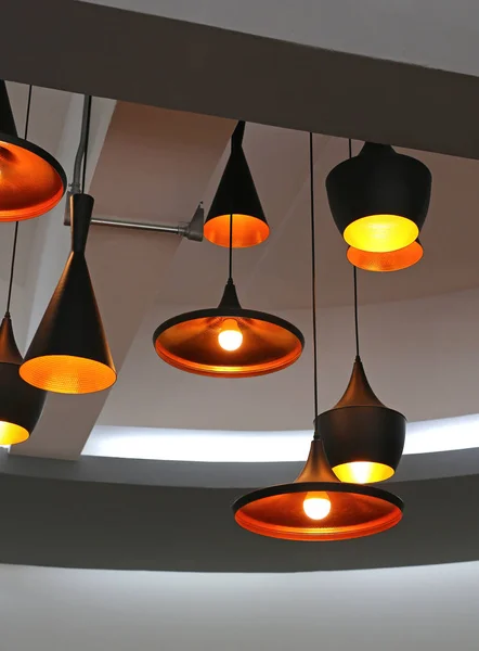 Decoratieve elektrische lampen aan het plafond — Stockfoto