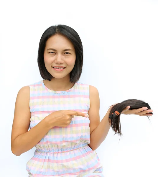Ασιατικές γυναίκα δωρίζοντας τα μαλλιά της σε ασθενείς με καρκίνο - κρατώντας τα μαλλιά της πρώην μετά από ένα κούρεμα, γενναιόδωρα προσφέροντας αφιλοκερδώς μακριά μαλλιά για να καταστεί περούκες για τους ασθενείς με καρκίνο που έχασαν τα μαλλιά τους — Φωτογραφία Αρχείου