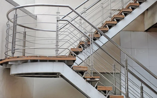 Lépcső, kültéri sürgősségi kilépési munkahelyen — Stock Fotó