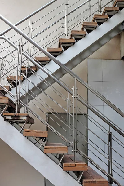 Escalier de sortie d'urgence extérieure sur le lieu de travail — Photo