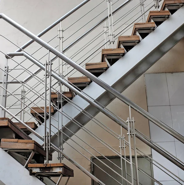 Escalier de sortie d'urgence extérieure sur le lieu de travail — Photo