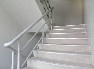 Modern bir binada merdiven boşluğunda yangın merdiveni