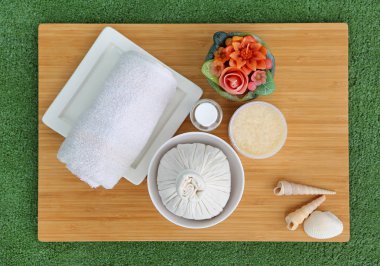 Üstten Görünüm Spa bitkisel sıkıştırma topu havlu ve Salt Scrub, Spa konsept arka plan ile