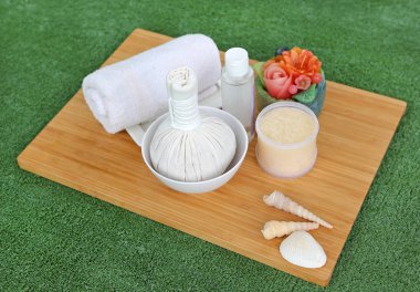 Spa bitkisel topu havlu ve Salt Scrub, Spa konsept arka plan ile sıkıştırma