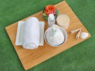 Spa bitkisel topu havlu ve Salt Scrub, Spa konsept arka plan ile sıkıştırma