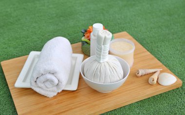 Spa bitkisel topu havlu ve Salt Scrub, Spa konsept arka plan ile sıkıştırma