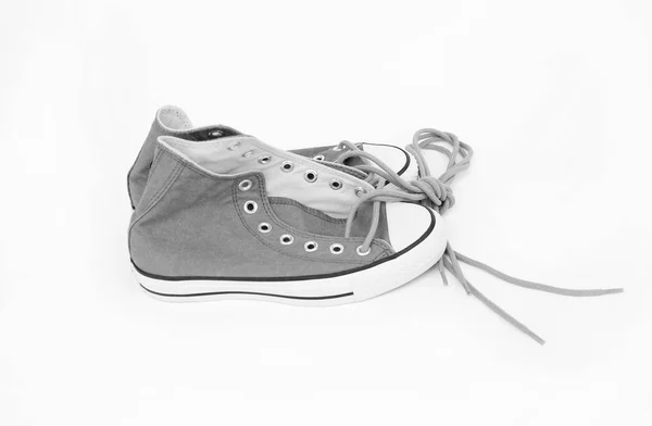 Пара новых кроссовок изолированы на белом фоне, черно-белый стиль изображения — стоковое фото
