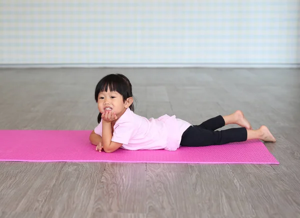 Kid girl doing exercise — Stock Photo, Image