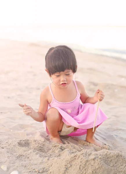 Gadis anak kecil bermain pasir di pantai. — Stok Foto