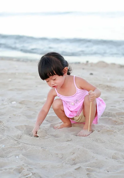 Porträt Kind Mädchen spielt Sand am Strand — Stockfoto