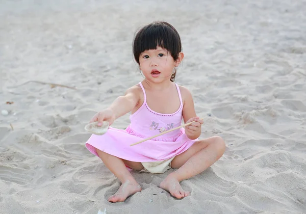 Retrato Kid menina jogando areia na praia — Fotografia de Stock