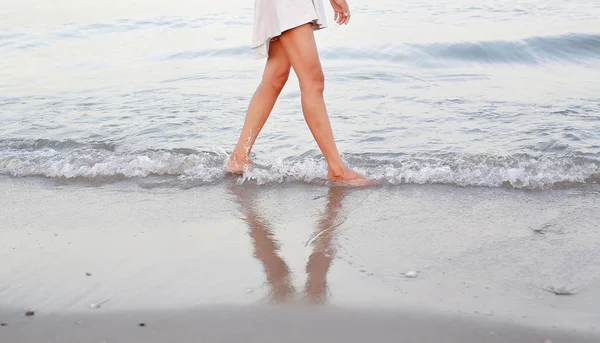 Junge Frau in weißem Kleid allein am Strand — Stockfoto