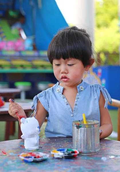 Ζωγραφική, πορτρέτο μικρό παιδί κορίτσι διασκεδάζοντας να χρωματίσετε στόκο κούκλα — Φωτογραφία Αρχείου