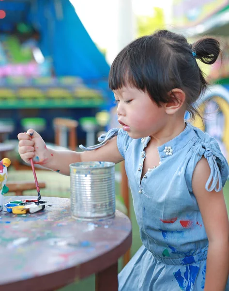 Peinture d'enfant, Portrait petite fille s'amusant à peindre sur poupée en stuc — Photo