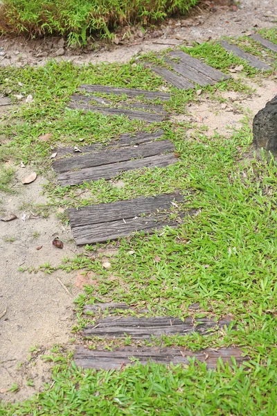 Holztreppe am grünen Garten im Freien — Stockfoto