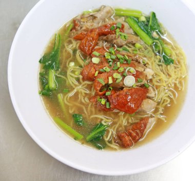 Kabın içinde kavrulmuş Duck Erişte