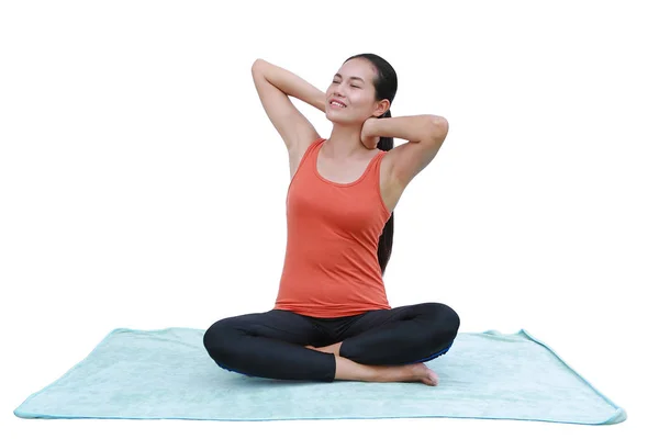 Молодая азиатка делает упражнения йоги изолированы на белом фоне — стоковое фото