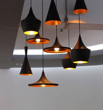 Tavanda dekoratif elektrik lambaları asılı.