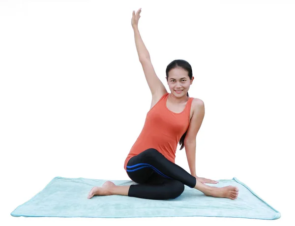 Молодая азиатка делает упражнения йоги изолированы на белом фоне — стоковое фото