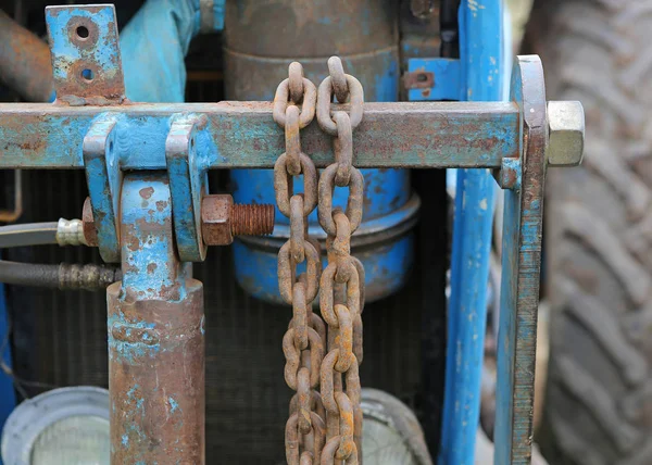 Dettaglio catena anteriore del vecchio potente trattore — Foto Stock